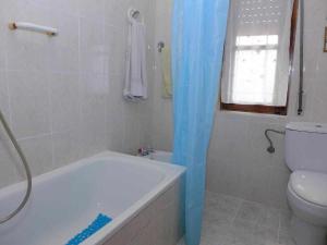a bathroom with a tub and a toilet and a sink at Casa Rural La Pereda in Noriega +11 photos