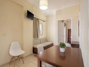 カラマキにあるSofia Apartmentsのリビングルーム(テーブル、ソファ付)