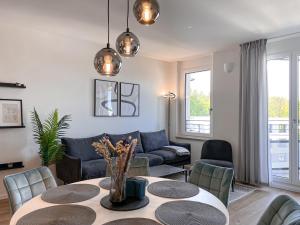 uma sala de estar com uma mesa e um sofá em E&K living - 6 pers - design apartment - fair - congress - parking em Augsburg