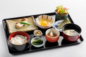 een dienblad met rijst en andere voedingsmiddelen erop bij Eau Sol Vert Karuizawa Club in Karuizawa