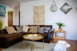 a living room with a couch and a table at Logis du Bonheur in Rouyn-Noranda