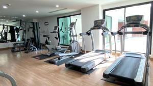 Fitness centrum a/nebo fitness zařízení v ubytování Paripas Patong Resort