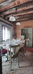 comedor grande con mesa grande y sillas en Casa Rural Los Secretos, en Carbonero de Ahusín