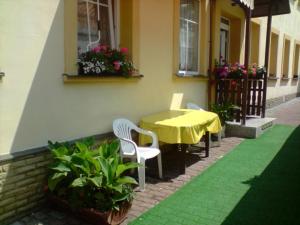 uma mesa amarela e cadeiras num pátio em penzion U Soudu em Liberec