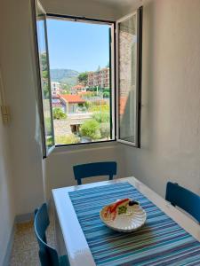 een tafel met een bord met een hagedis erop bij Casa Giulia in Santo Stefano al Mare