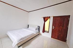 Giường trong phòng chung tại SPOT ON 92412 Homestay Eka Fortuna Ranau