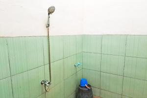 Phòng tắm tại SPOT ON 92412 Homestay Eka Fortuna Ranau