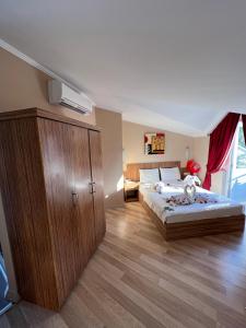 1 dormitorio con 1 cama y un gran armario de madera en Havana Hotel Kemer, en Kemer