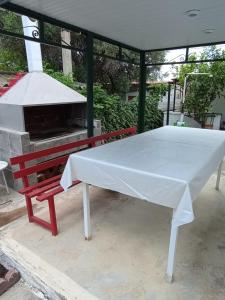 Villa Leah في Yerakiní: طاولة نزهة عليها قطعة قماش بيضاء