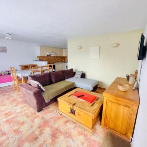 uma sala de estar com um sofá e uma mesa em Chez Maguy Chambres d'hôtes et appartements em Les Angles