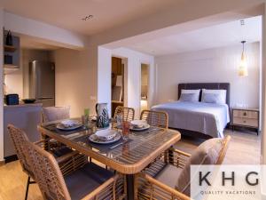 Rúm í herbergi á Seaside ground floor elegant Suite in Fiskardo! 20 steps from Zavalata beach!