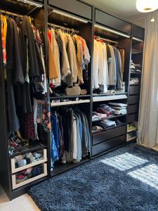 un vestidor con armarios negros y una alfombra en דירת גן מהממת בבית שמש en Bet Shemesh