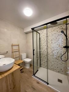 a bathroom with a glass shower and a sink at Piso familiar cerca de playa in Pobra do Caramiñal