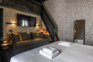 Cama ou camas em um quarto em She Mykonos - The Residency