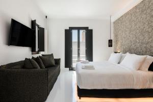 Cama ou camas em um quarto em She Mykonos - The Residency