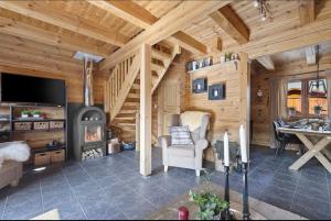 a living room with a fireplace in a log cabin at Tradisjonell laftet hytte in Vradal