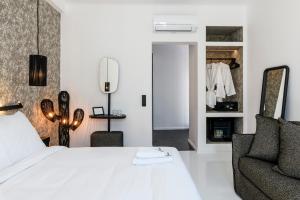 Cama ou camas em um quarto em She Mykonos - The Residency