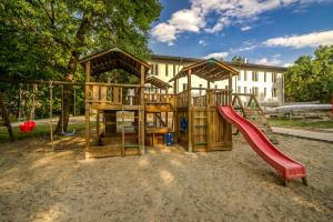 un parque infantil con tobogán y estructura de juegos en Hotel Csillag Tokaj, en Tokaj