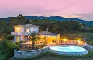 een afbeelding van een huis met een zwembad bij Villa Eva in Ágios Stéfanos