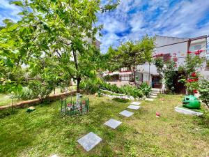 a garden with a tree in the yard at Kuća BORNA in Crikvenica