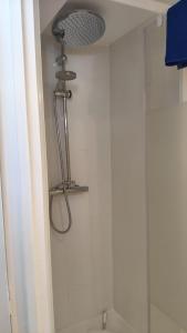 een douche met een douchekop in een badkamer bij Location maison de vacances Sancerre in Sancerre