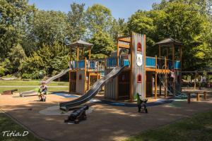 um parque infantil com escorrega num parque em zouzoubelle em Coudekerque-Branche