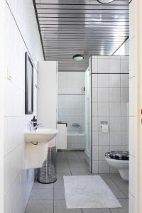 La salle de bains est pourvue d'un lavabo et de toilettes. dans l'établissement Recreatiepark de Markplas, à Opheusden