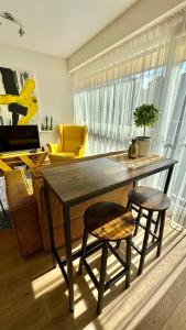 uma sala de estar com uma mesa e duas cadeiras em Vytauto 80 em Palanga