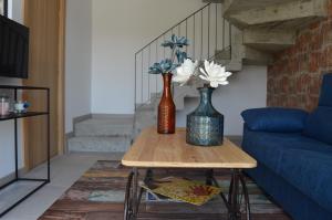 due vasi seduti su un tavolo in soggiorno di O Cabanel de Pepe a Muxia