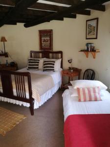 1 dormitorio con 2 camas en una habitación en Walkerbouts Inn, en Rhodes