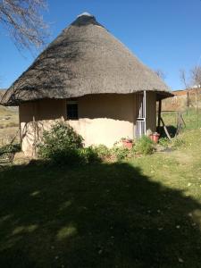 eine kleine Hütte mit einem Strohdach in der Unterkunft Walkerbouts Inn in Rhodes