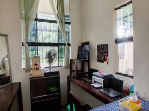 una camera con scrivania e computer di OYO 92429 Vania Guest House a Medan