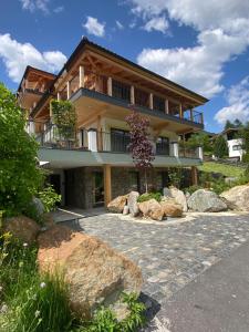 una casa grande con rocas delante en Smiley-Homes Vegi &Silence Apartments, en Trins