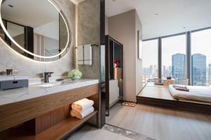 Voodi või voodid majutusasutuse UrCove by HYATT Shenzhen Nanshan Science and Technology Park toas