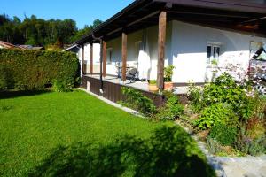 a house with a yard with green grass at Ferienwohnung am Bacherl in Surberg