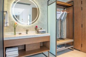 Vannituba majutusasutuses UrCove by HYATT Shenzhen Nanshan Science and Technology Park