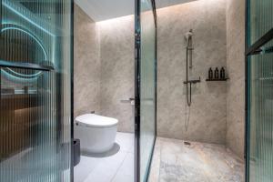 Vannituba majutusasutuses UrCove by HYATT Shenzhen Nanshan Science and Technology Park