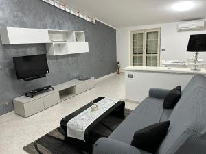 a living room with a couch and a tv at Le Palme di Riace 1 in Riace Marina