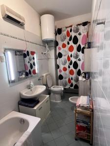 a bathroom with a sink and a tub and a toilet at camera Santa Rita in Turin