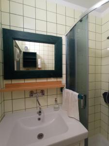 y baño con lavabo y espejo. en Private Seaside Home Sasino en Sasino