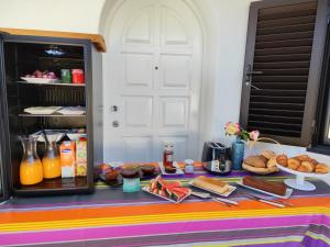 エストーイにあるB&B Vila Alegria CH1 ESTOIの食べ物と飲み物を入れたテーブル
