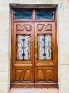 une porte en bois avec trois fenêtres sur un bâtiment dans l'établissement Casa Rural Les Avies cerca del mar, à La Nucía