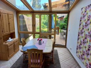 a conservatory with a table and chairs on a patio at Ferien im Winzerhaus in Traben-Trarbach