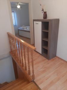 Una escalera que conduce a una habitación con cama en Holiday Home Nadija, en Brseč