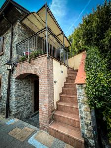 eine Backsteintreppe mit Balkon auf einem Gebäude in der Unterkunft Old Village Linda - Tra Lunigiana & Cinque Terre in Comano