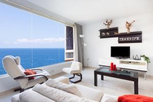 TV a/nebo společenská místnost v ubytování Home2Book La Ventana de Tabaiba Amazing Sea View