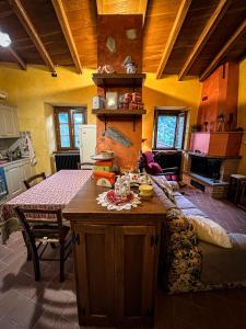 una cucina con tavolo e un angolo cottura con asterisco. di Old Village Linda - Tra Lunigiana & Cinque Terre a Comano