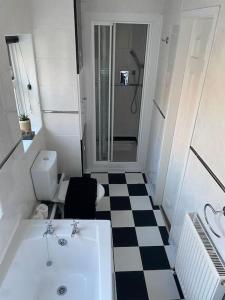 uma casa de banho com um lavatório, um WC e um chuveiro em Assembly Cottage em Pocklington