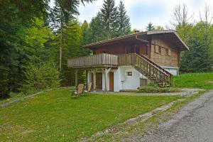 Una pequeña casa con porche y escaleras. en Le Schwarzwald - A proximité des stations de ski, en La Bresse