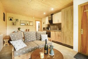 sala de estar con sofá y mesa en Le Schwarzwald - A proximité des stations de ski, en La Bresse